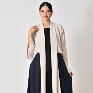 عباية صيفية أنيقة بلوني البيج والكحلي الداكن بتصميم ربع كلوش وأكمام واسعة