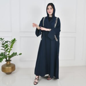 عباية لف كحلية مزينة بشك وتطريز زاهي على الجوانب وتصميم أكمام مفتوحة أنيق