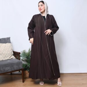 عباية لف بني داكن بتطريز أبيض طولي وزينة قيطان أنيقة على الأطراف والأكمام